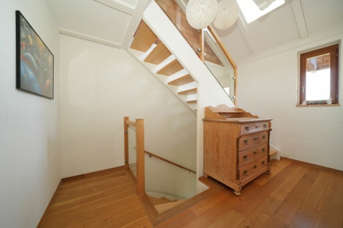 Stilvoll modernisiertes, einseitig angebautes Einfamilienhaus mit sonnigem Garten - 8