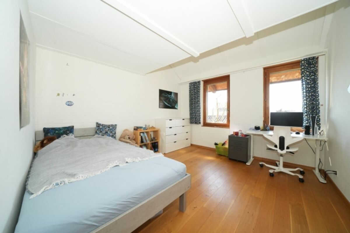 Stilvoll modernisiertes, einseitig angebautes Einfamilienhaus mit sonnigem Garten - 10