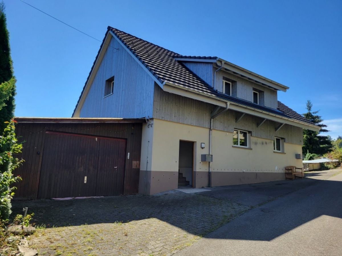 Hohe Decken im Wohnzimmer, modernes Dachgeschoss in 2024 renoviert und stilvoller Ausbau - 0