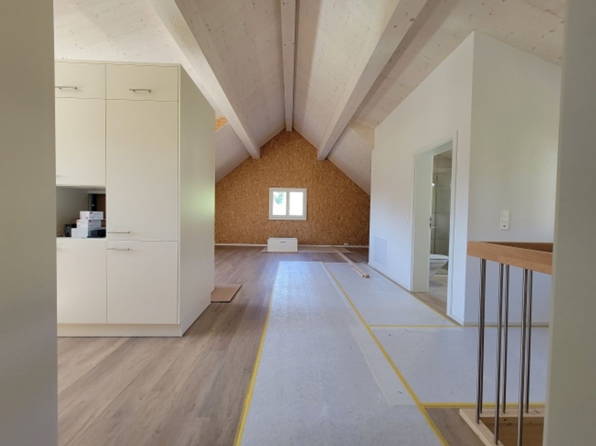 Hohe Decken im Wohnzimmer, modernes Dachgeschoss in 2024 renoviert und stilvoller Ausbau - 1