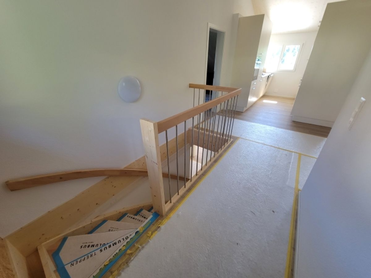 Hohe Decken im Wohnzimmer, modernes Dachgeschoss in 2024 renoviert und stilvoller Ausbau - 4