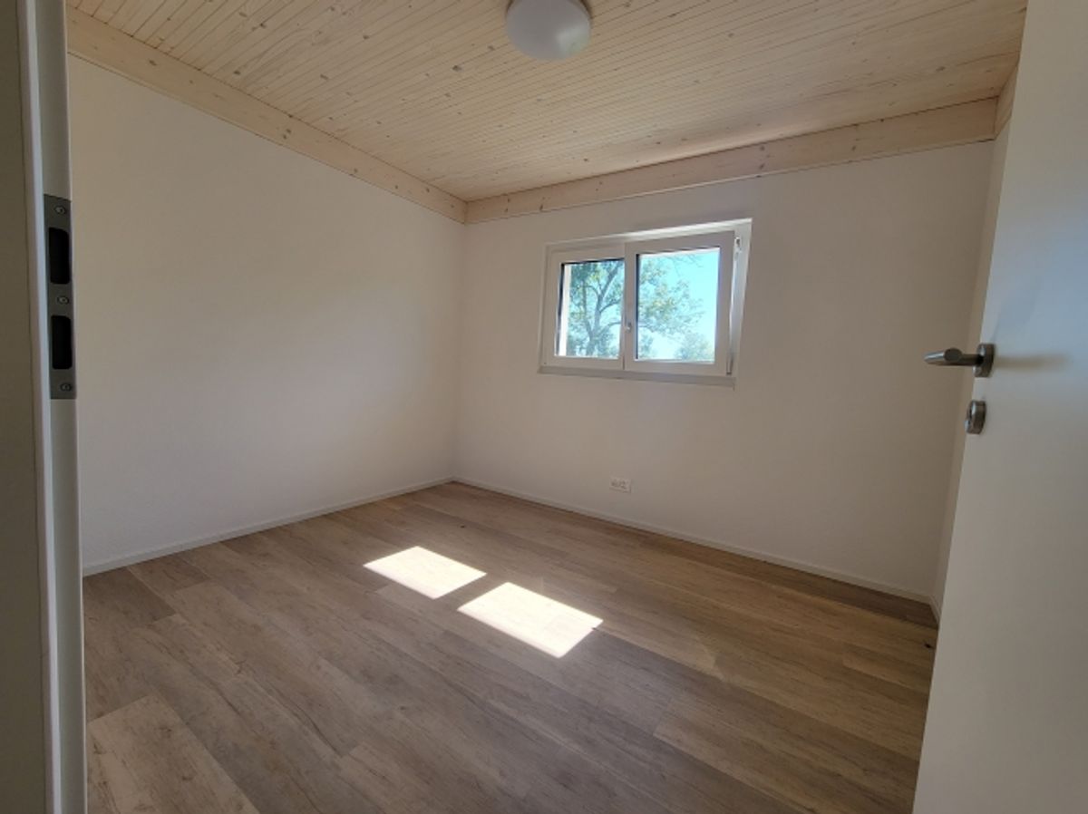 Hohe Decken im Wohnzimmer, modernes Dachgeschoss in 2024 renoviert und stilvoller Ausbau - 5