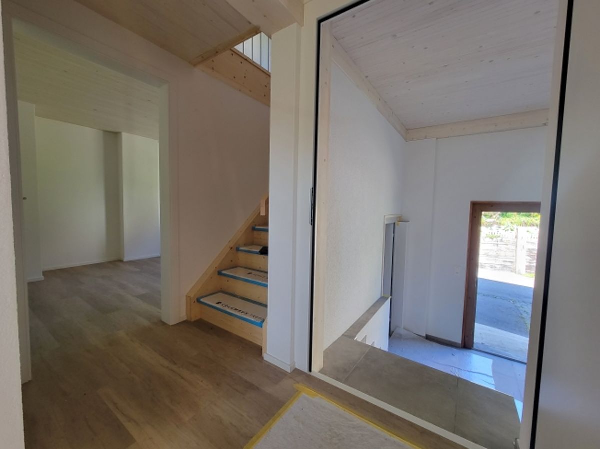 Hohe Decken im Wohnzimmer, modernes Dachgeschoss in 2024 renoviert und stilvoller Ausbau - 8