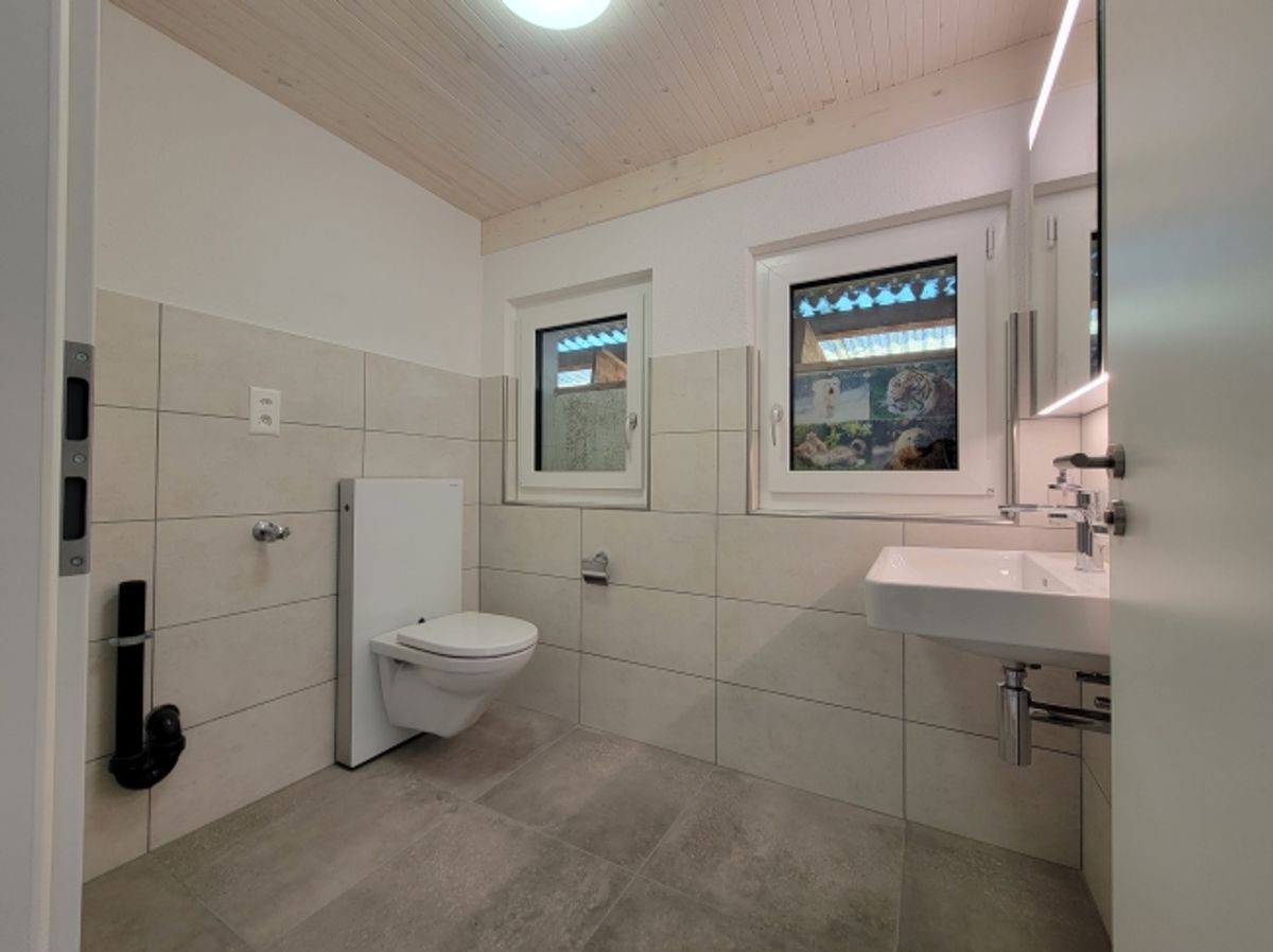 Hohe Decken im Wohnzimmer, modernes Dachgeschoss in 2024 renoviert und stilvoller Ausbau - 10
