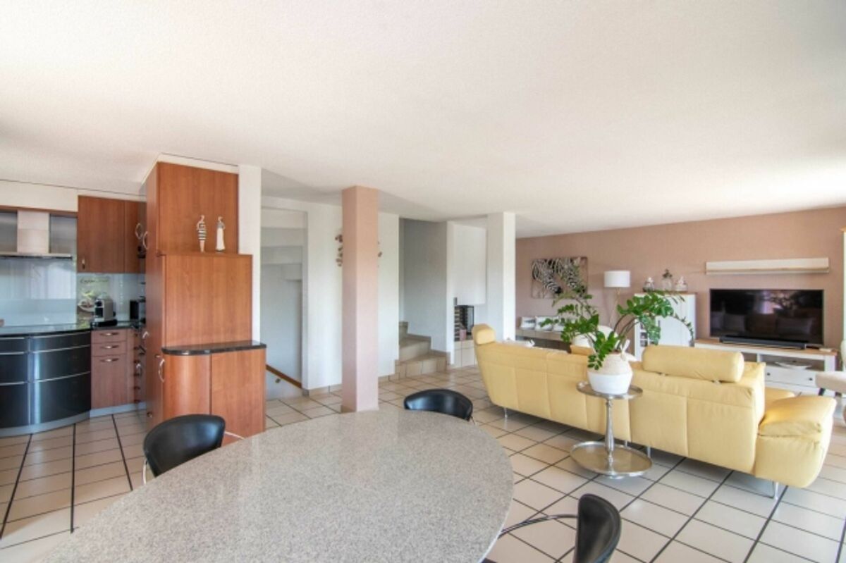 Sehr gepflegtes 5.5-Zimmer Doppeleinfamilienhaus mit traumhaftem Garten, Weitsicht und Platz für die ganze Familie! - 2