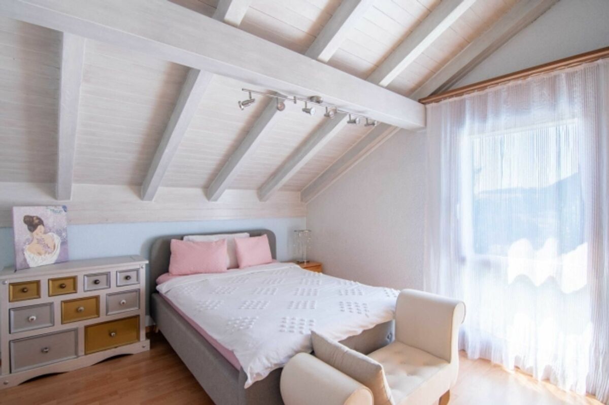 Sehr gepflegtes 5.5-Zimmer Doppeleinfamilienhaus mit traumhaftem Garten, Weitsicht und Platz für die ganze Familie! - 5