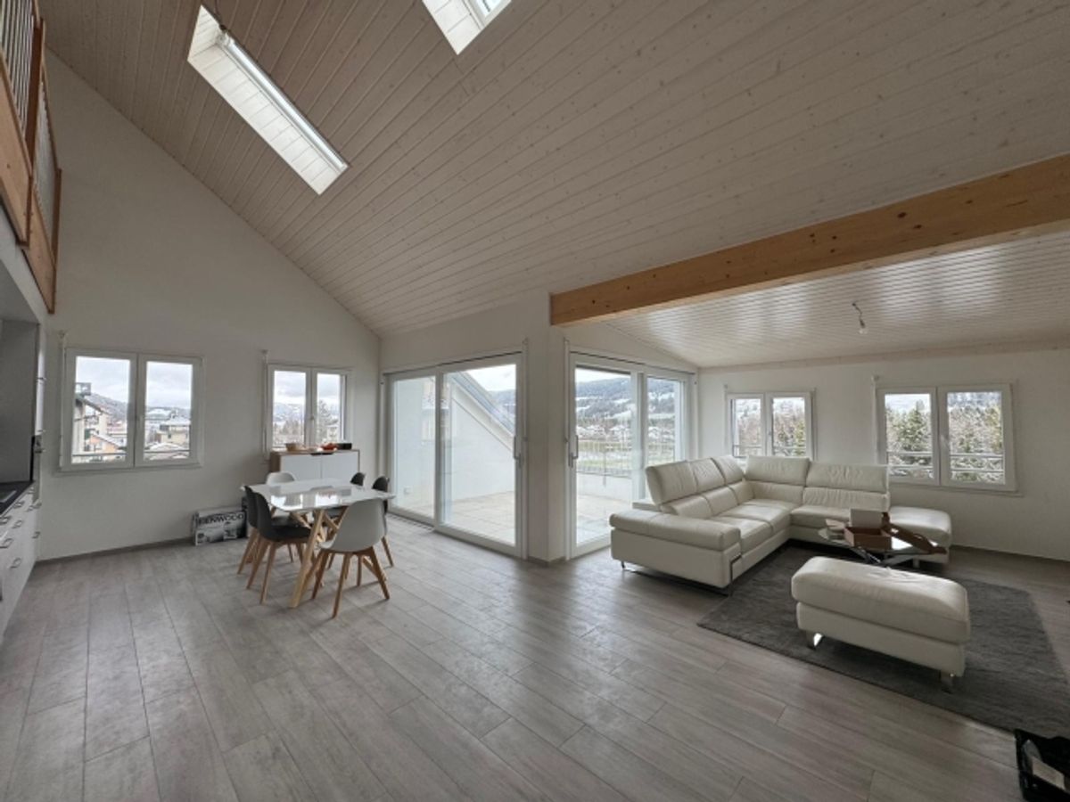 Magnifique attique avec vue superbe, grande mezzanine et transports à proximité immédiate - 1