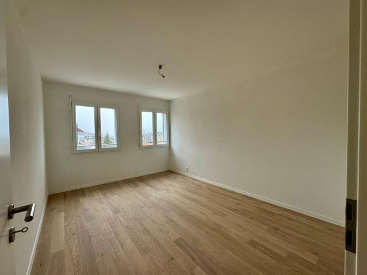 Magnifique attique avec vue superbe, grande mezzanine et transports à proximité immédiate - 7