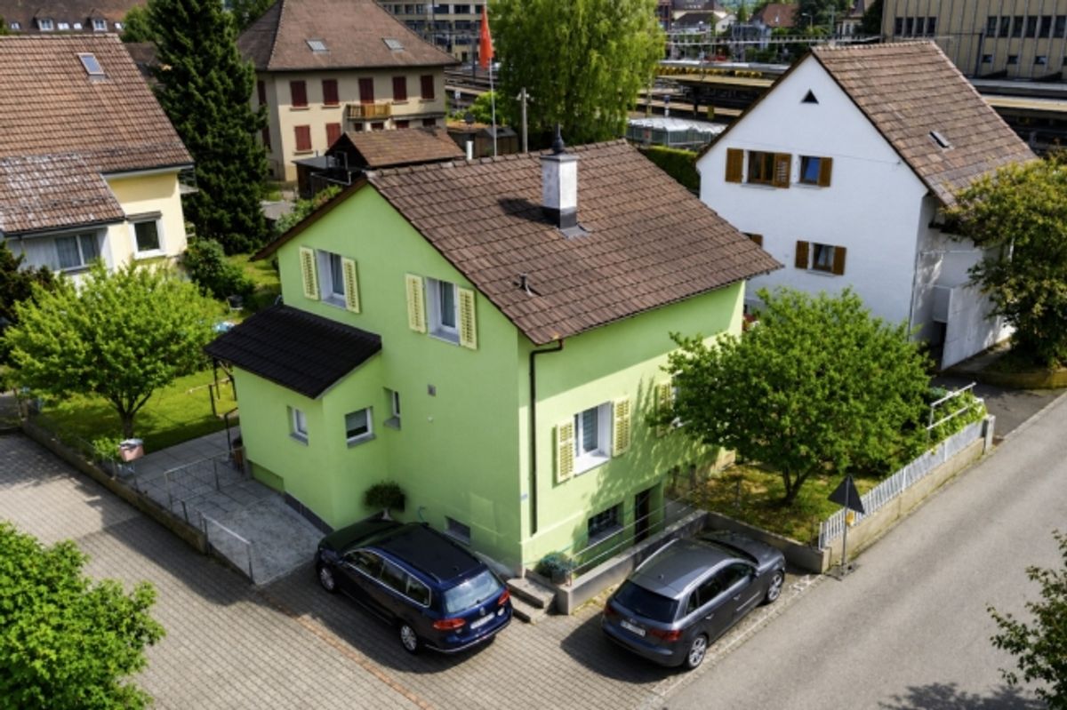 Freistehendes Einfamilienhaus direkt am Bahnhof Lenzburg - 0