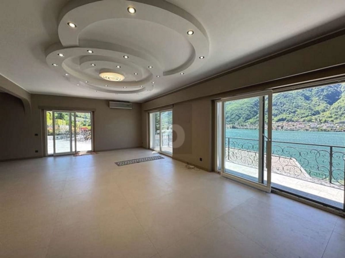 SPAZIOSA ED ELEGANTE CON PISCINA E VISTA LAGO - 0