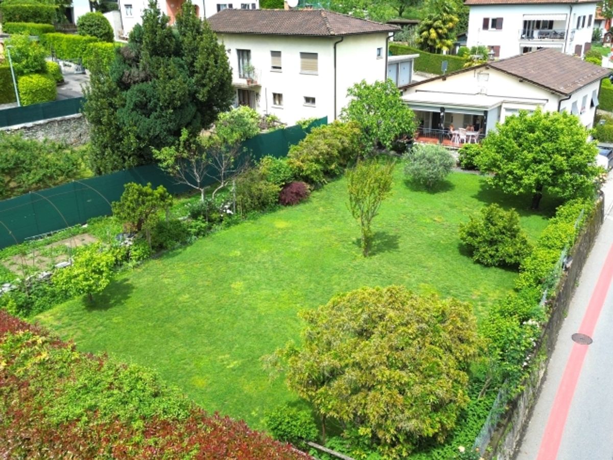 Spaziosa casa da 5.5 locali con giardino edificabile (R2) e 4 garage a Bedano TI - 0