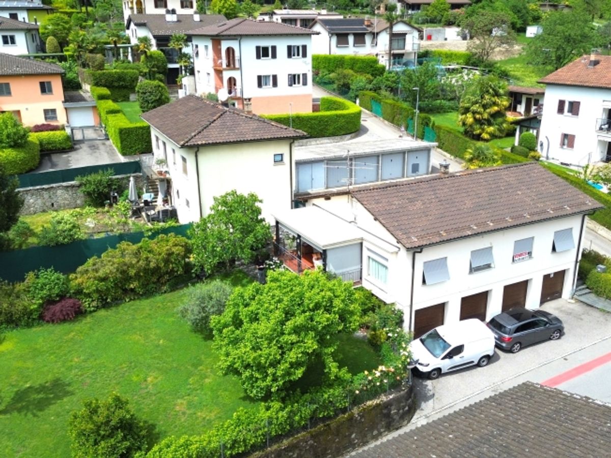 Spaziosa casa da 5.5 locali con giardino edificabile (R2) e 4 garage a Bedano TI - 9