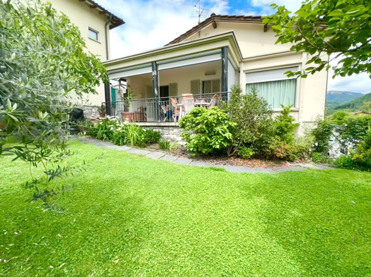 Spaziosa casa da 5.5 locali con giardino edificabile (R2) e 4 garage a Bedano TI - 1