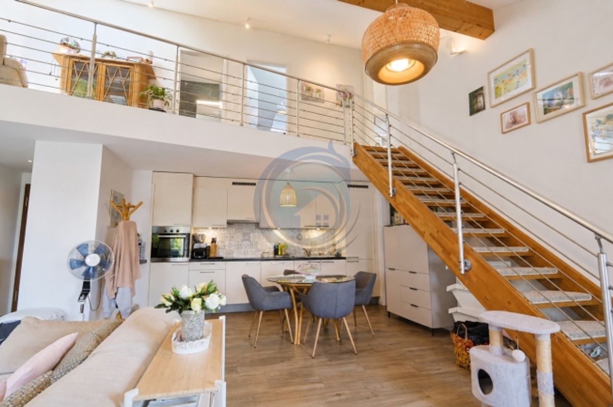 SCHÖNER, LICHTFLUTIGER UND CHARMANTER 4,5-ZIMMER-DOPPELWOHNUNG DURCHGEHEND - 0