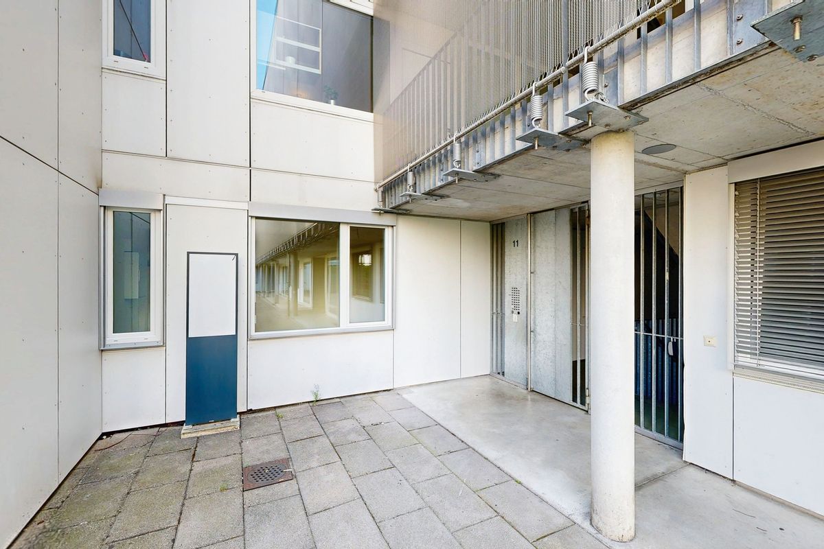 Moderne 2.5-Zimmer-Wohnung mit Mietgarten und Holzterrasse in Zürich-Schwamendingen - 1