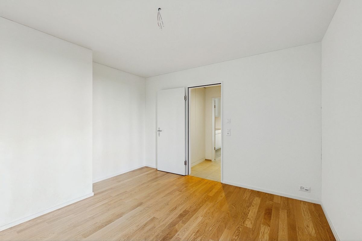 Moderne 2.5-Zimmer-Wohnung mit Mietgarten und Holzterrasse in Zürich-Schwamendingen - 8
