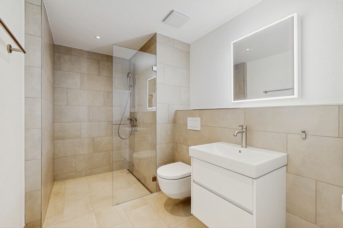 Moderne 2.5-Zimmer-Wohnung mit Mietgarten und Holzterrasse in Zürich-Schwamendingen - 10