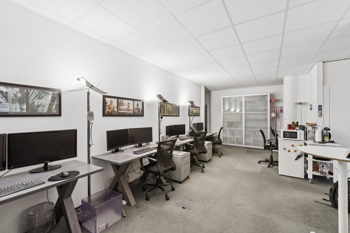 A saisir ! Superbe surface de bureau lumineuse dans bâtiment mixte - 2