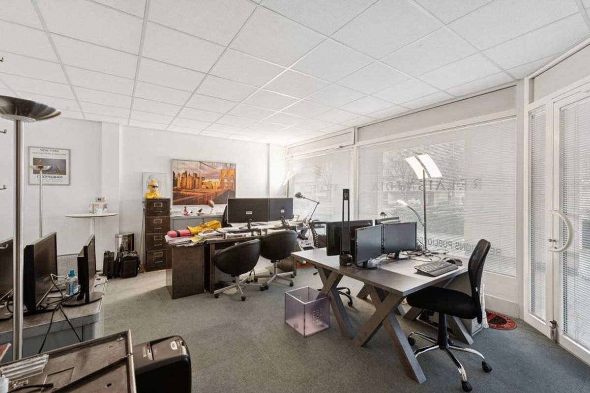 A saisir ! Superbe surface de bureau lumineuse dans bâtiment mixte - 8