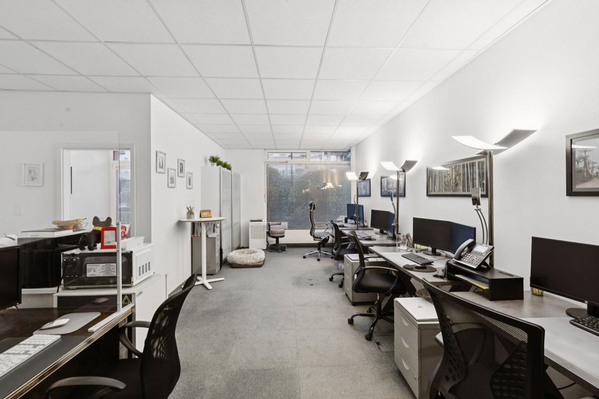 A saisir ! Superbe surface de bureau lumineuse dans bâtiment mixte - 9