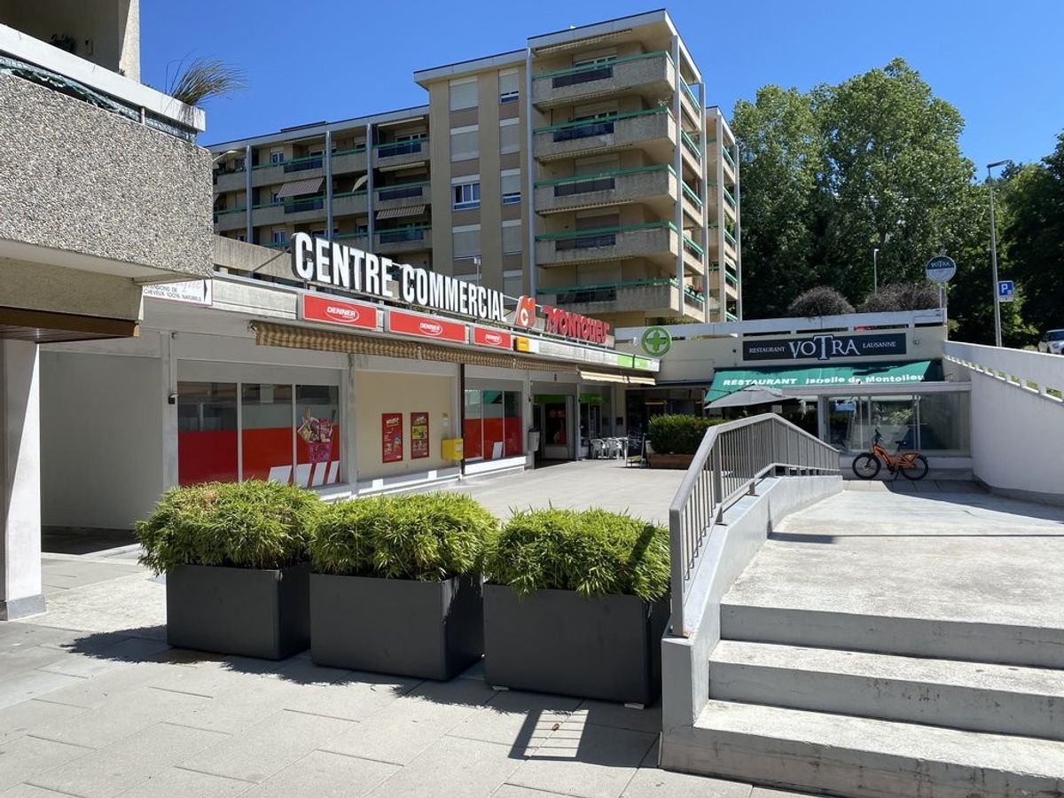 Local commercial situé dans le Centre Commercial de Montolieu - 1