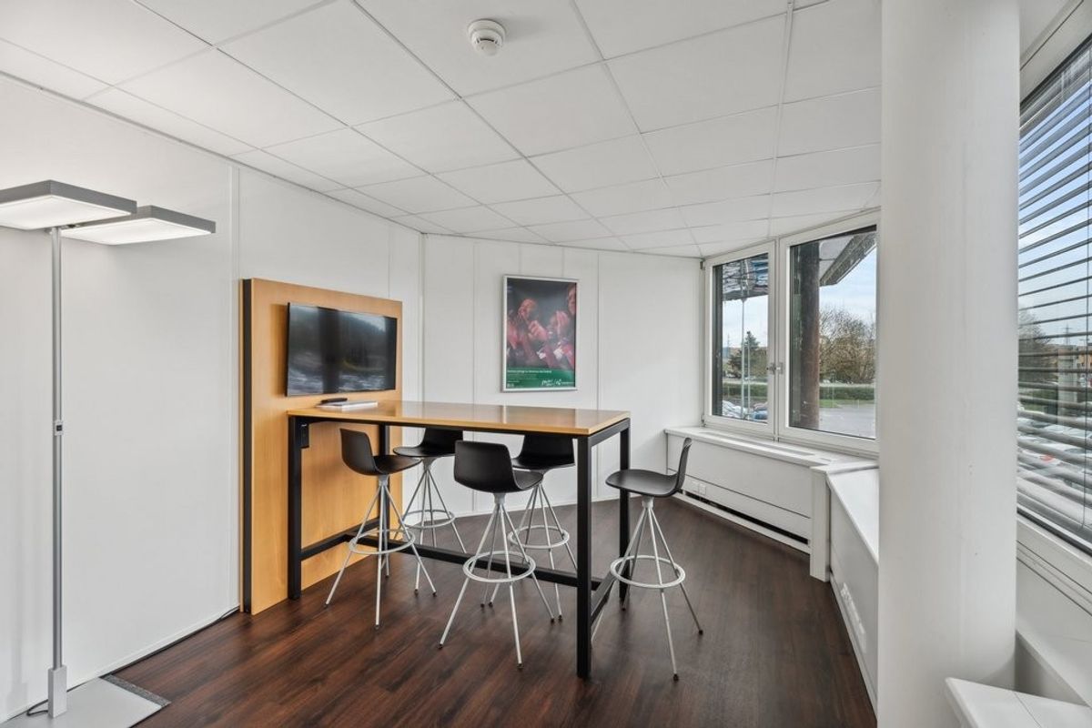 Magnifique bureaux à proximité des axes autoroutiers ! - 8