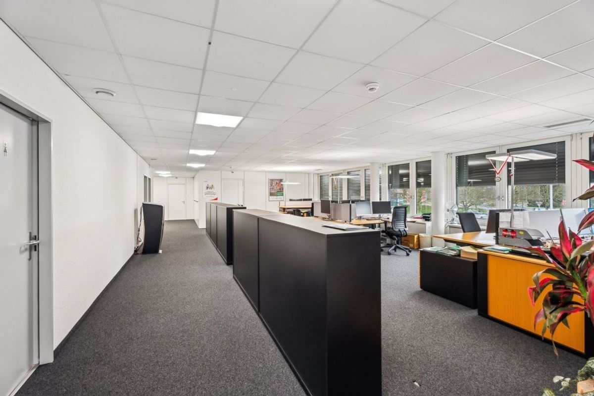 Magnifique bureaux à proximité des axes autoroutiers ! - 11