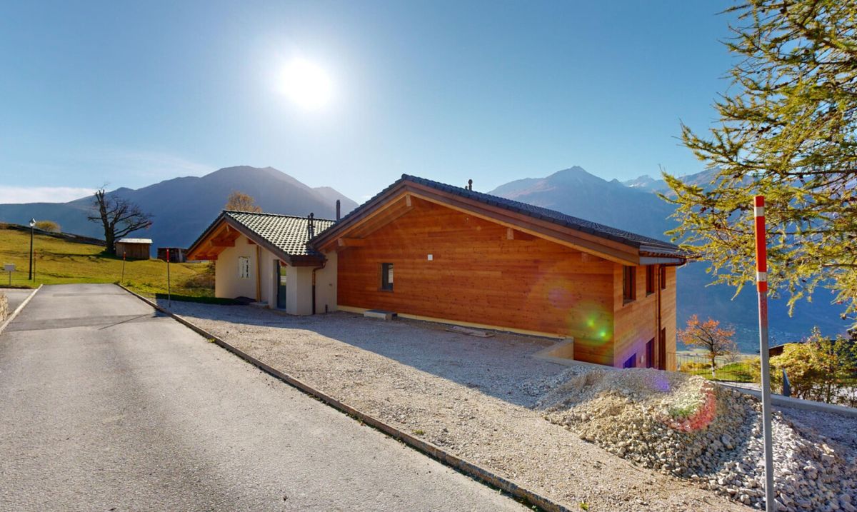 Just five minutes from Leuk, discover this stunning 4.5-room apartment - 2