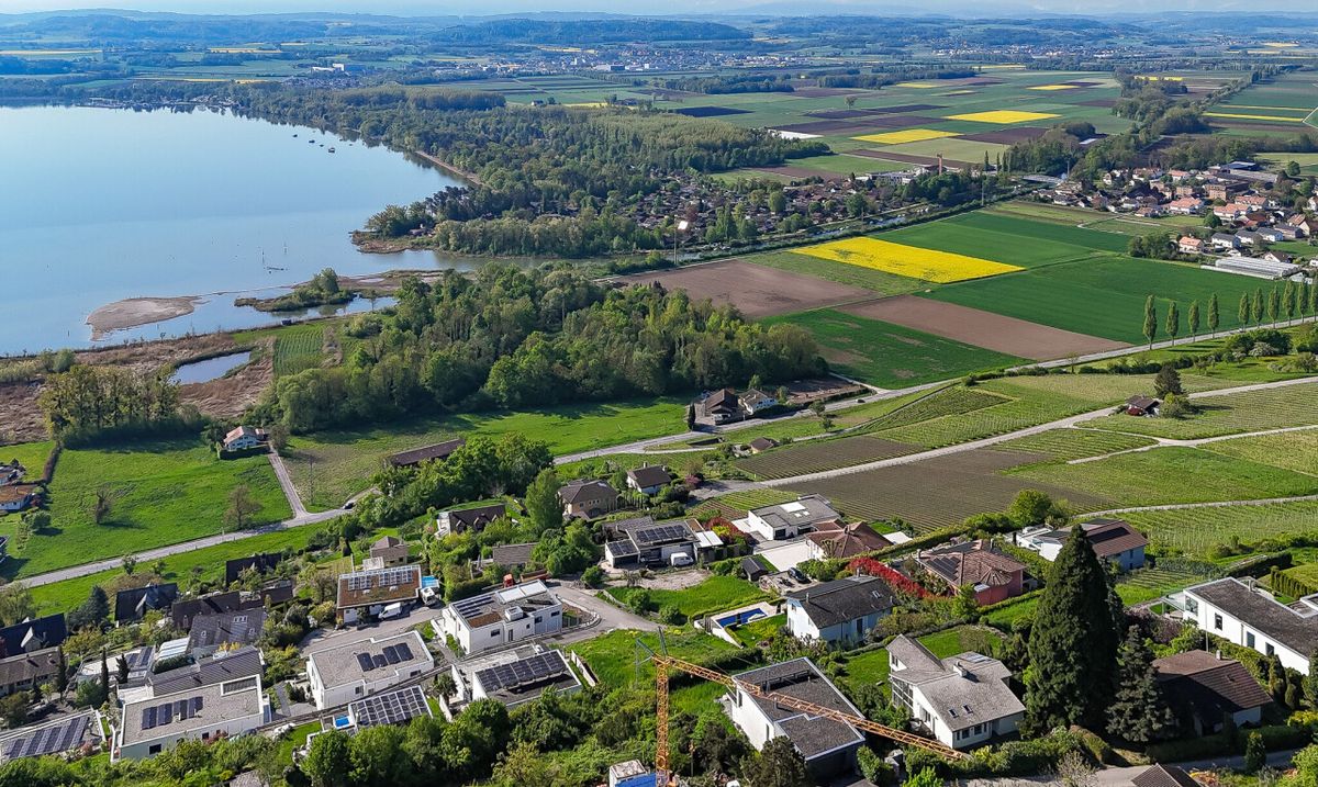 Architect-designed villa with panoramic views of the lake and mountain - 9