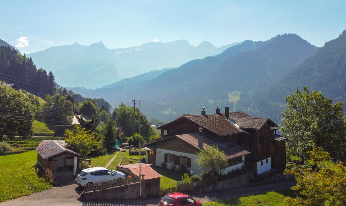 Bright chalet with stunning mountain views and private garden - 0
