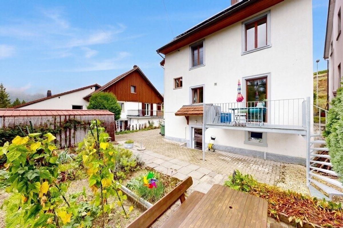 Unique fully renovated family home with garden and private garage - 0