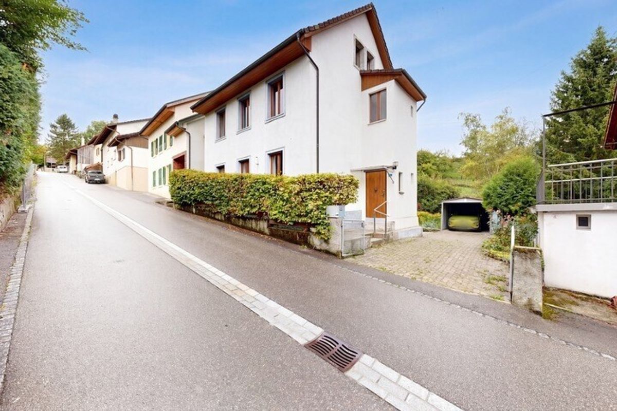 Unique fully renovated family home with garden and private garage - 2