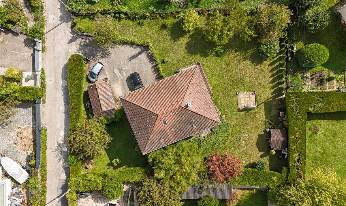 House divided into 2 units with large garden and prime location - 0