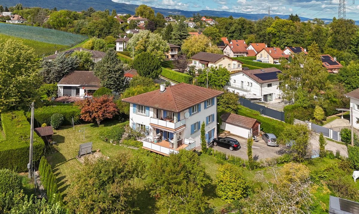 House divided into 2 units with large garden and prime location - 1