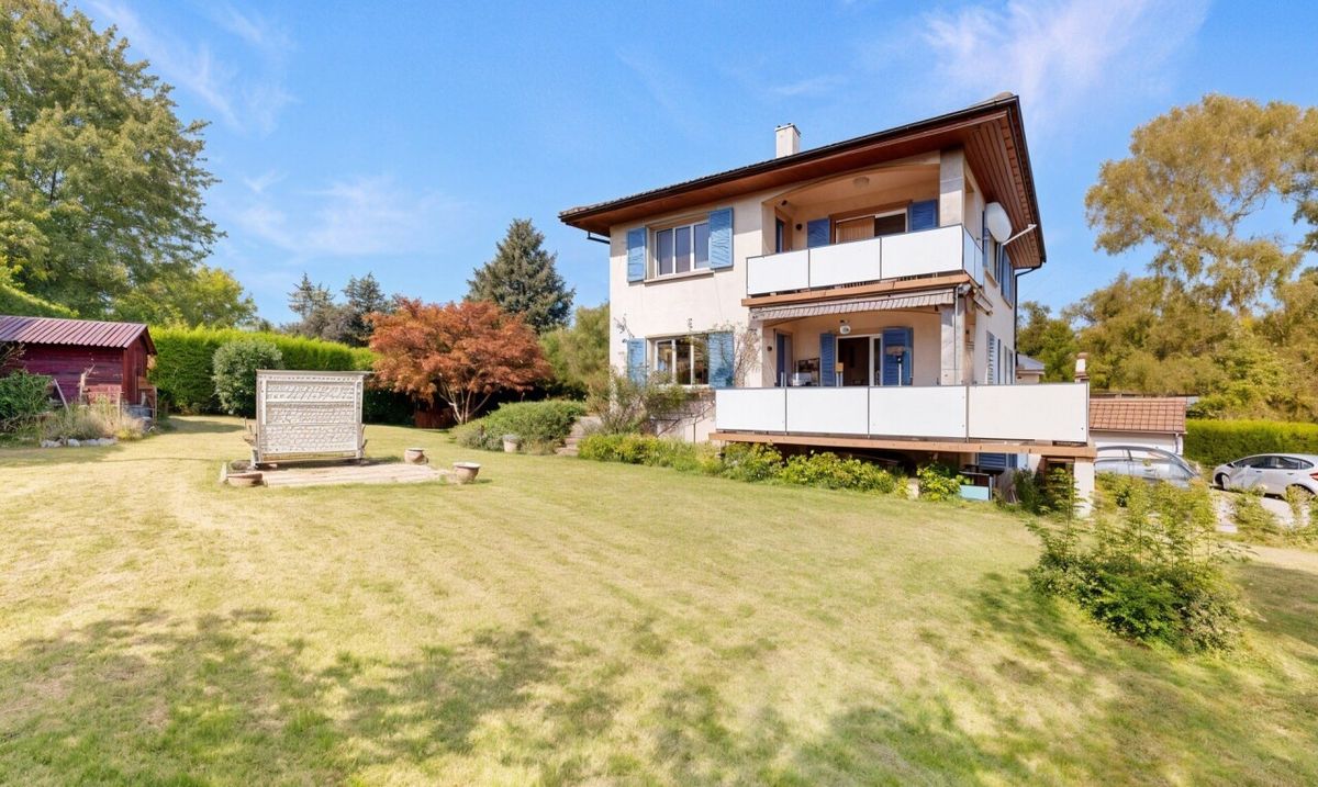House divided into 2 units with large garden and prime location - 2