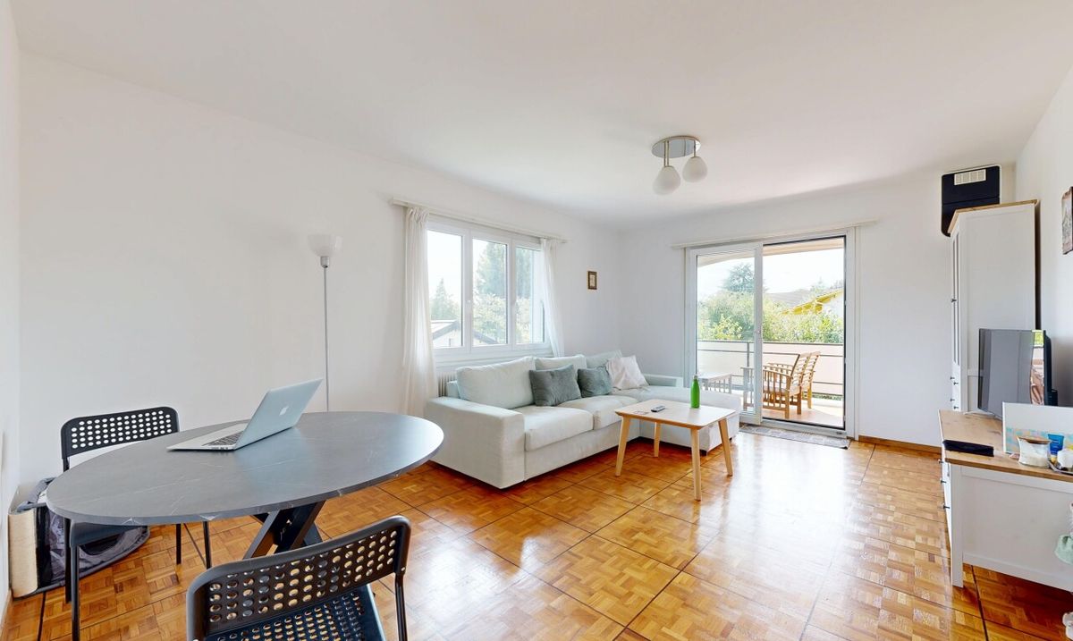 House divided into 2 units with large garden and prime location - 3