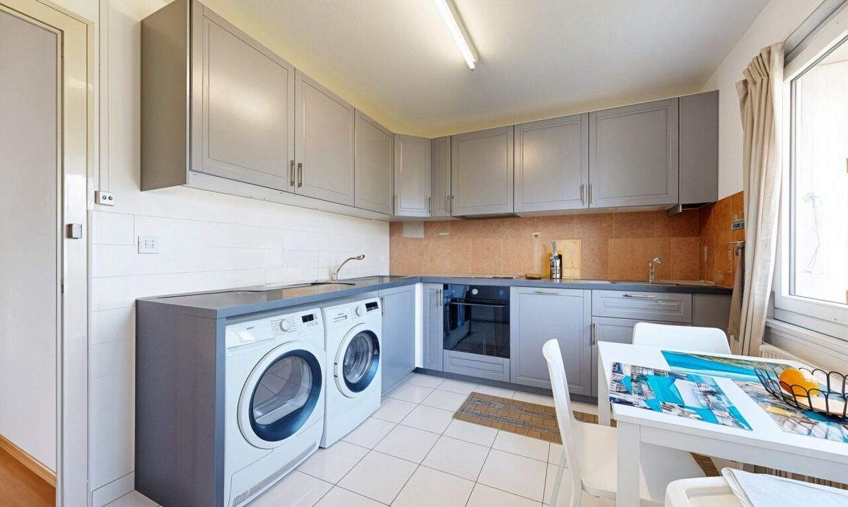 House divided into 2 units with large garden and prime location - 6