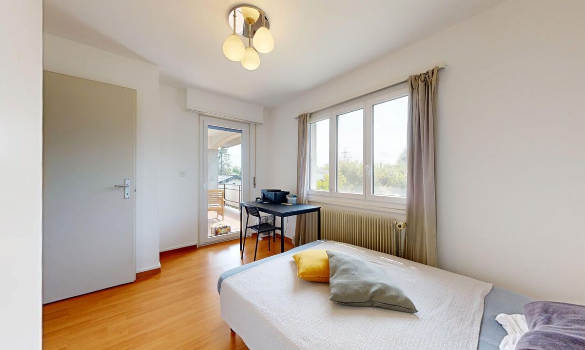House divided into 2 units with large garden and prime location - 7