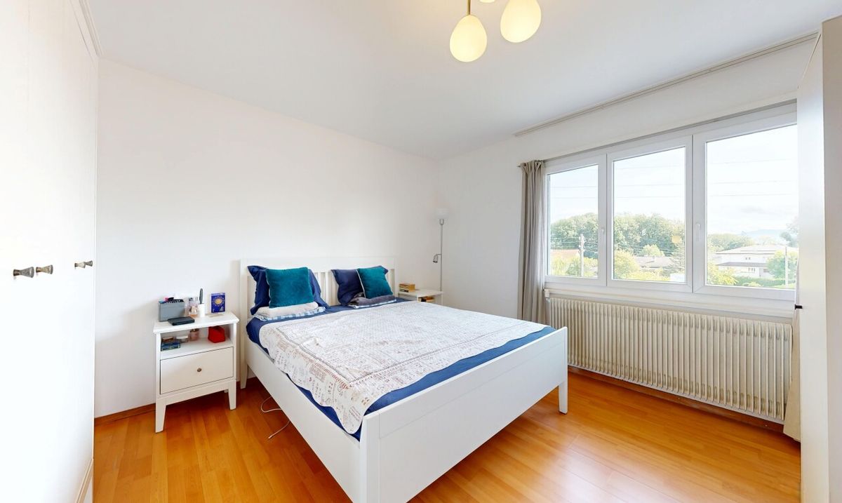 House divided into 2 units with large garden and prime location - 8