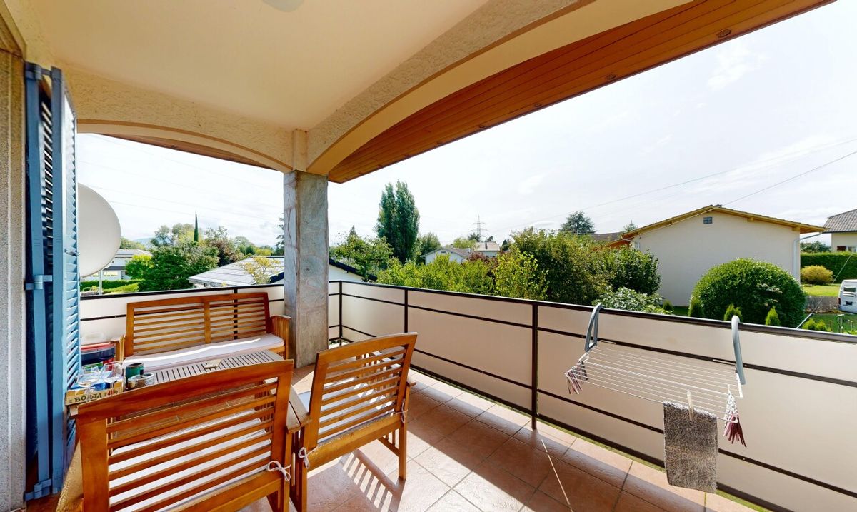 House divided into 2 units with large garden and prime location - 9