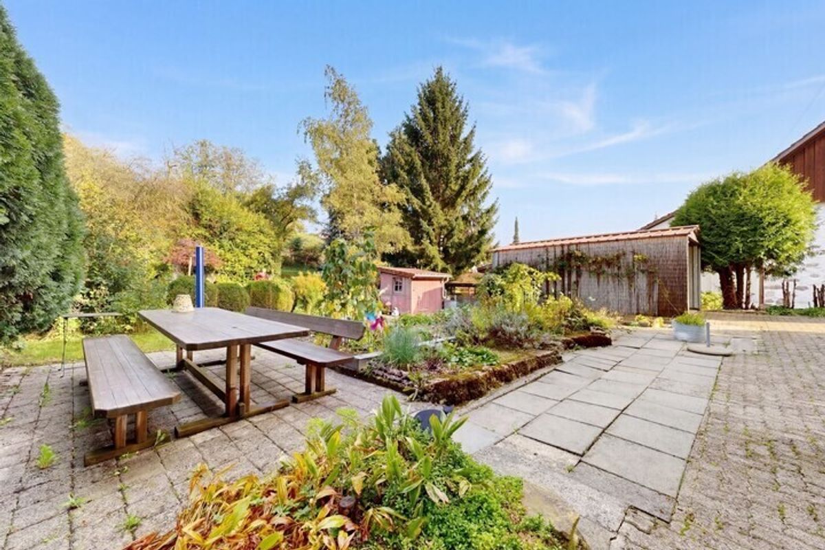 Unique fully renovated family home with garden and private garage - 9