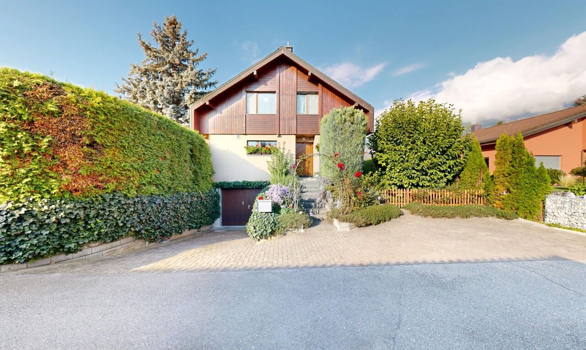 Bright Family Home with Garden - 0