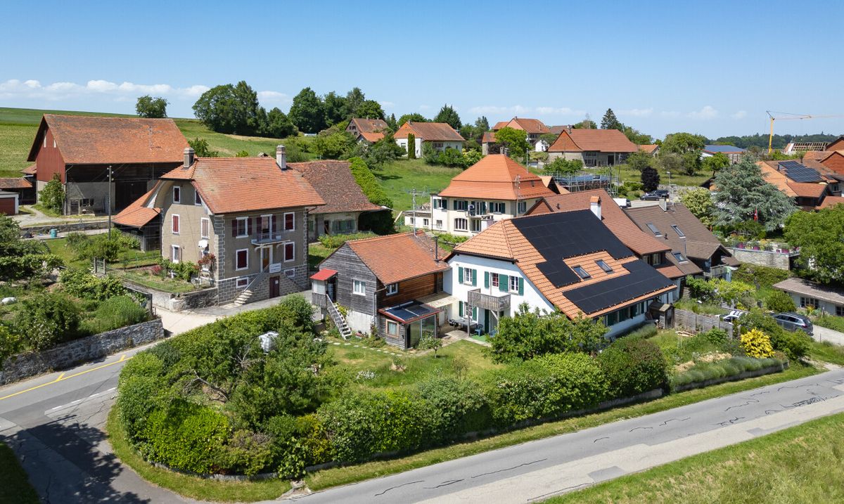 Charming house with 3 apartments, a garden and views – great potential - 0