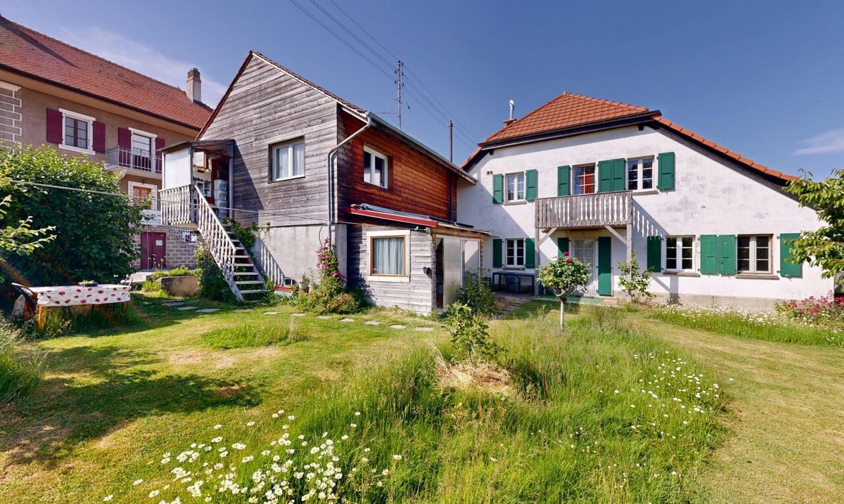 Charming house with 3 apartments, a garden and views – great potential - 2