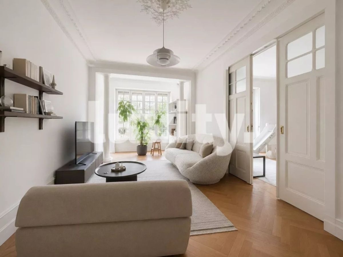 Elegante haussmannsche Wohnung mit Balkon - 0