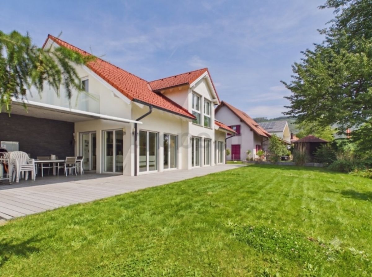 Unverbaubare Aussicht ins Grüne, Minergie-Standard und grosser, terrassierter Garten - 0