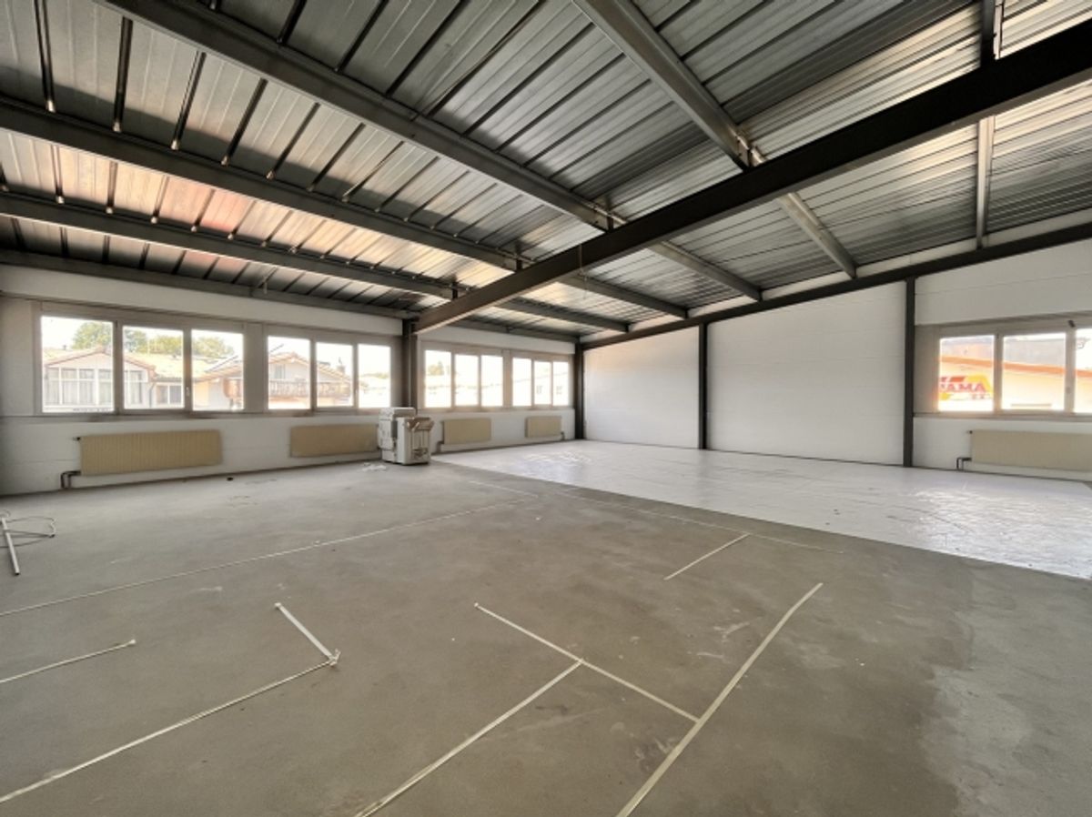 Bureaux lumineux de 136m2 à louer au 1er étage - 1
