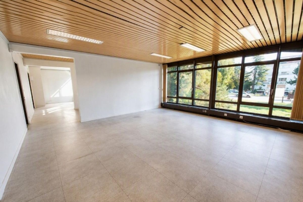 Surface 63 m2 au rez - Proche de tout - Bail flexible - 1