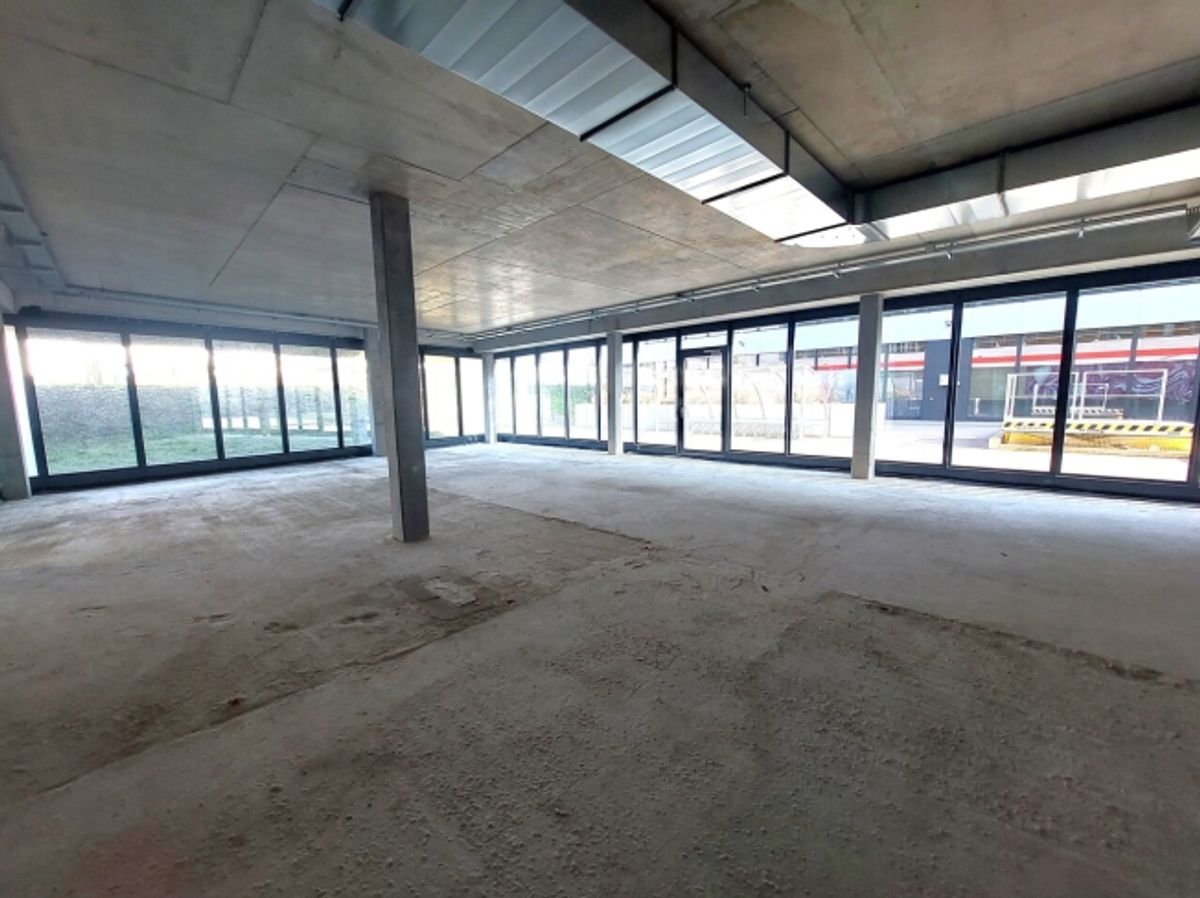 Surface commerciale au rez d'env 210 m2 - Proche commodité - 2