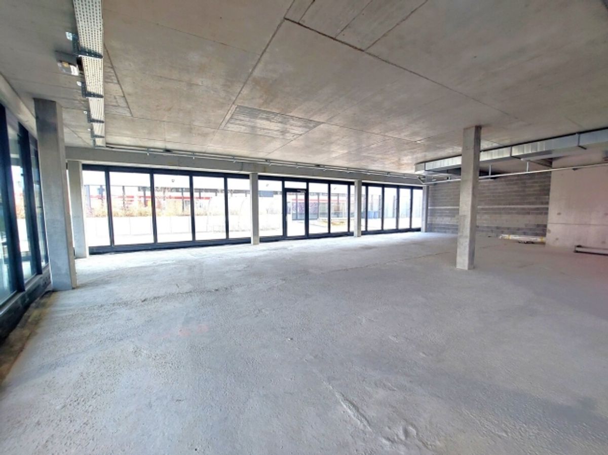 Surface commerciale au rez d'env 210 m2 - Proche commodité - 3